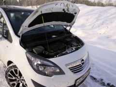 Opel Meriva: моторный отсек