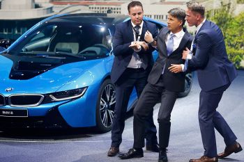 Глава BMW Харальд Крюгер упал в обморок