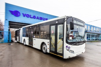 Группа Volgabus завершил выполнение самого масштабного в своей истории заказа. Последняя партия сочлененных автобусов «СитиРитм-18» отправилась накануне в Санкт-Петербург. Всего же для северной столицы был выпущено 125 уникальных машин, которые в 2018 году будут обслуживать игры Чемпионата мира по футболу. Новая поставка самой масштабной не только в истории «Волгабас» и российского автобуспрома. Заказ выполнялся в очень сжатые сроки. Все службы предприятия и поставщики комплектующих сработали безупречно, что позволило заводу выполнить свои обязательства и выйти на новый уровень объемов производства. Всего в 2017 году планируется выпустить не менее 600 машин большой и особо-большой вместимости. К автобусам для ЧМ-2018 предъявлялись особые требования в области технического оснащения, безопасности и комфорта. «СитиРитм-18» - чемпион России по пассажировместимости. В час-пик он способен взять на борт до 182 пассажиров. Флагман Volgabus оснащен двигателем MAN стандарта «Euro-5+» и большим числом электронных систем. Бортовой компьютер с мультиплексной системой следит за каждым компонентом и выводит информацию на дисплей водительской панели. Также электроника отвечает за безопасность поездки. Кузов автобуса разработан таким образом, чтобы снизить уровень вибраций и шума в салоне. Система освещения построена на базе LED-технологий. За комфортную температуру в салоне отвечает мощная климатическая система, а информаторы сообщают пассажирам об остановках, температуре и т.д.  Большое внимание уделено пассажирам с ограниченными возможностями. Для них предусмотрены кнопки вызова водителя, аппарель для заезда колясок и система наклона кузова к платформе. В разработке уникального 18-ти метрового флагмана принимали участие ведущие волгоградские ВУЗы, прежде всего, Волгоградский государственный технический университет. В производстве был активно задействован местный бизнес – более 20-ти компаний из Волгоградской области поставляли комплектующие. Выполняя текущие контракты, специалисты Volgabus готовят для транспортников Санкт-Петербурга новые предложения. Например, контракт жизненного цикла.  Справка о компании Группа компаний «Волгабас» - один из лидеров транспортного машиностроения России. Предприятие было основано в 1993-м году и за свою историю выпустило на российские маршруты более 5 тысяч автобусов различного класса. На предприятии в г. Волжском работают 550 сотрудников. Производственные мощности завода – 500 автобусов в год. В 2016 году компания в тестовом режиме запустила научно-производственный комплекс во Владимирской области, который станет одним из крупнейших предприятий по производству автобусов в Европе. Его ключевые особенности - высокая степень автоматизации производства. Компания делает ставку на передовые технологии и собственные научные разработки, привлекает партнеров из числа ведущих производителей компонентной базы.