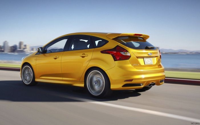 Жёлтый Ford Focus