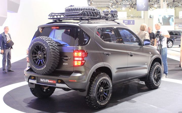 Chevrolet Niva вид сзади