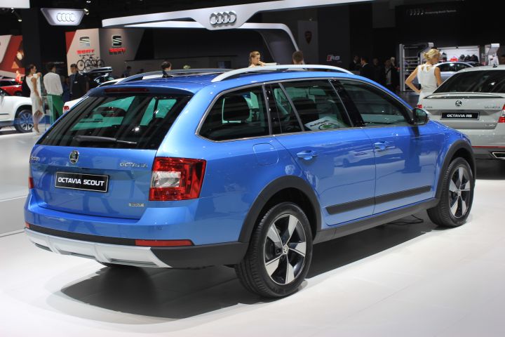 Skoda Octavia Scout вид сзади