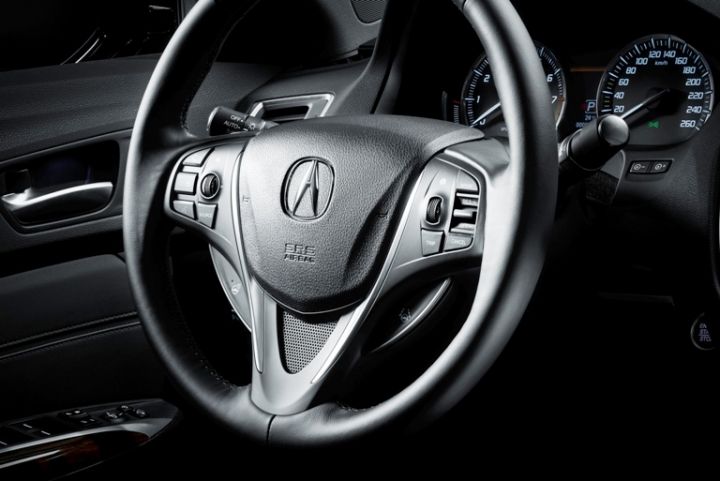 Объявлены российские цены на Acura TLX.