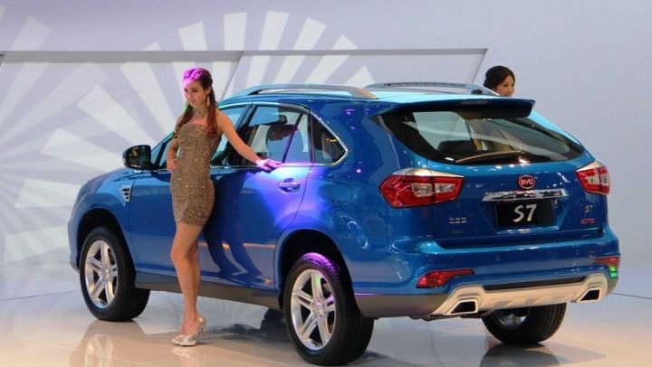 В Китае начинаются продажи нового кроссовера BYD S7.