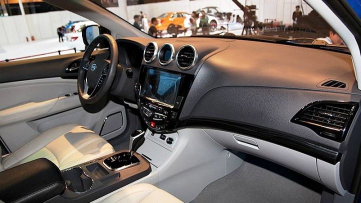 В Китае начинаются продажи нового кроссовера BYD S7.