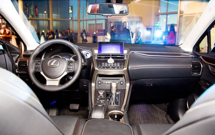 Презентация Lexus NX в &laquo;Лексус &ndash; Пулково&raquo;