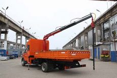 &laquo;Дорожный мастер&raquo; с двухрядной 7-местной кабиной и КМУ Amco Veba с буром