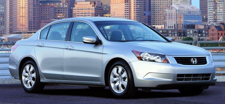 Более 5 млн автомобилей Honda окажутся в мастерских из-за подушек безопасности. на фото Honda Accord 2008 года