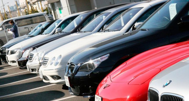 Эксперты: в 2015 году импорт легковых авто в Россию сократится в два раза