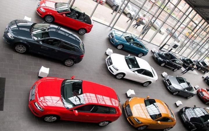 Дилеры: падение продаж авто в феврале достигнет 50%