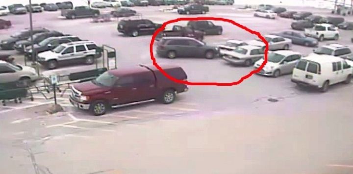 В США 92-летний водитель разбил 9 автомобилей, выезжая со стоянки 