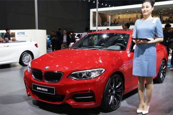 Автосалон в Шанхае: манекенщицы под запретом, но красавицы есть!