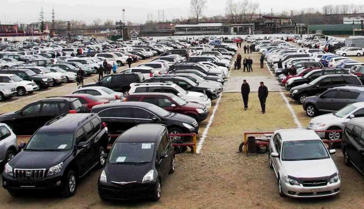 Вторичный авторынок России в апреле упал почти на треть