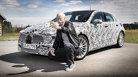 Глава концерна Mercedes-Benz «засветился» на селфи с новой моделью