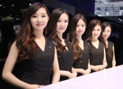 Автосалон в Шанхае: манекенщицы под запретом, но красавицы есть!