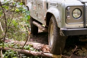 Тест-драйв летних шин Bridgestone в школе внедорожного обучения Land Rover Experience